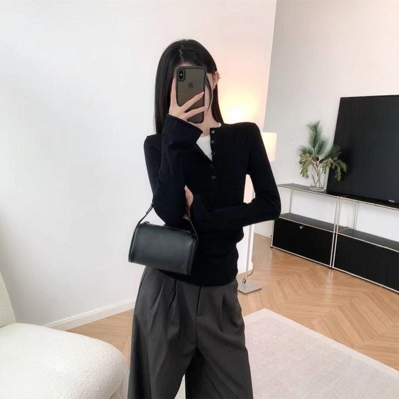 韩系秋冬新款纯色喇叭袖胸前扣子设计感亲肤修身打底针织衫女|undefined
