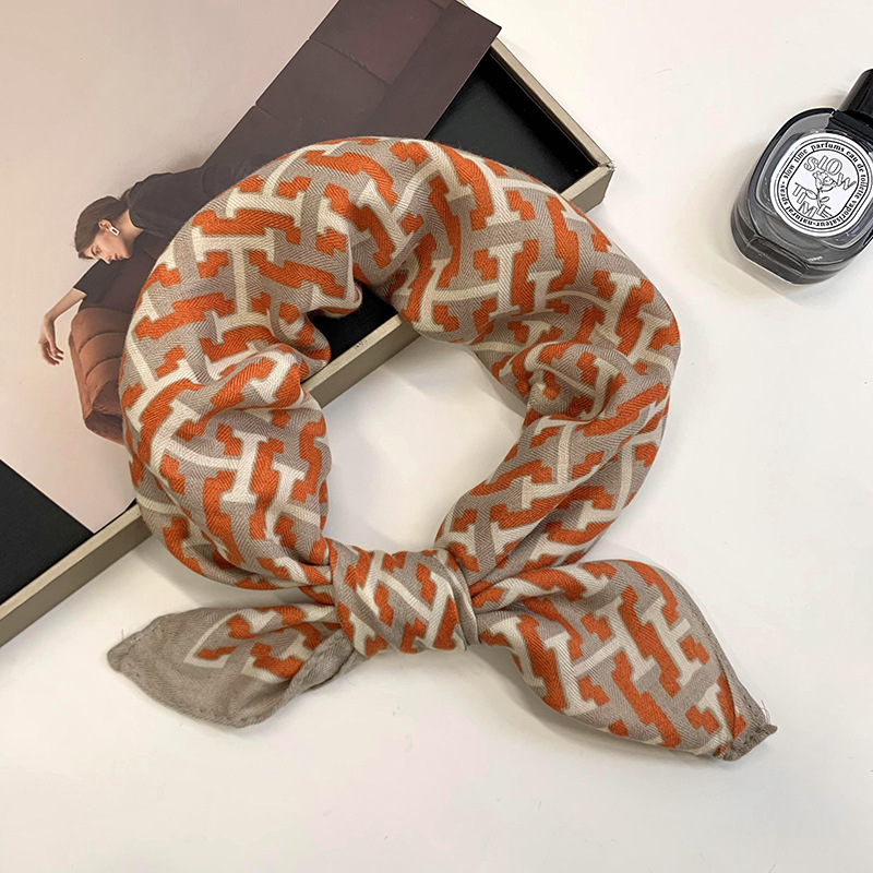 Bufandas de seda cuadrada alta sensación2025 nuevo estilo retro impresión de moda elegante seda de imitación bufandas de cuello bufandas de seda al por mayor