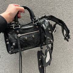 25新型mini円筒機のカバンの女性リベットのフリンジ三合一のしわの牛革の肩の斜め掛けの手提げの女性カバン