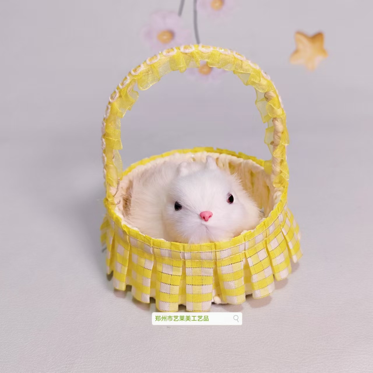 노란색 격자 무늬 레이스 바구니 토끼