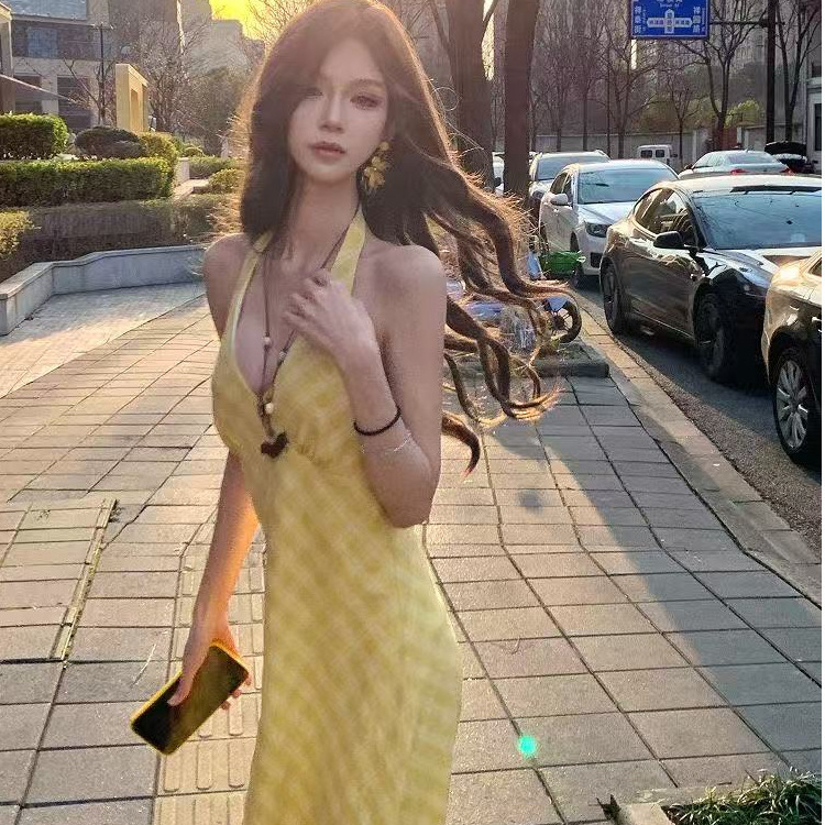 黄色格子V领挂脖吊带连衣裙女夏季多巴胺绝美修身温柔度假风长裙|undefined