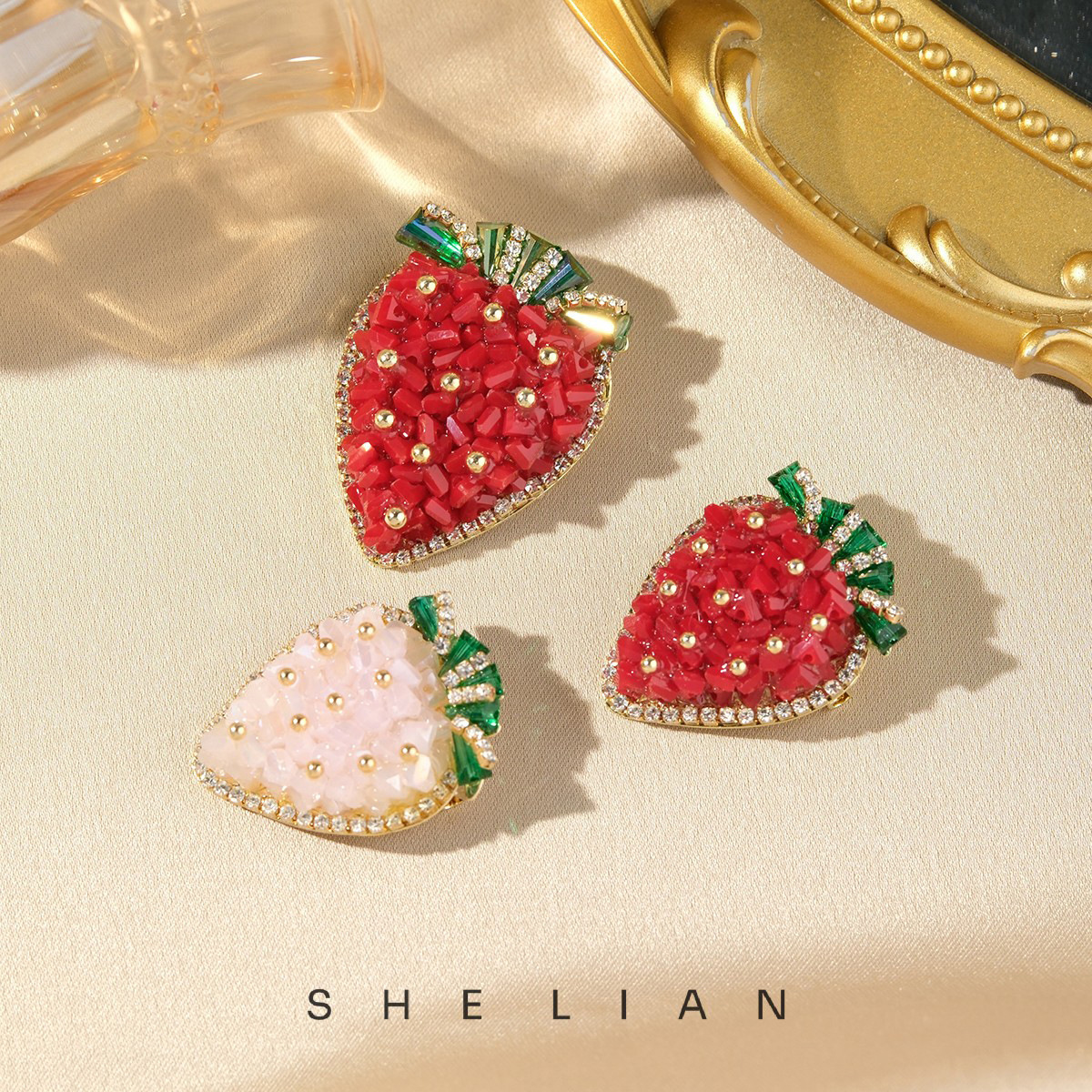 Original Handmade Japanese and Korean Sweet Strawberry Crystal Brooch High-End Women's Niche High-End Corsage Suit Coat Accessories