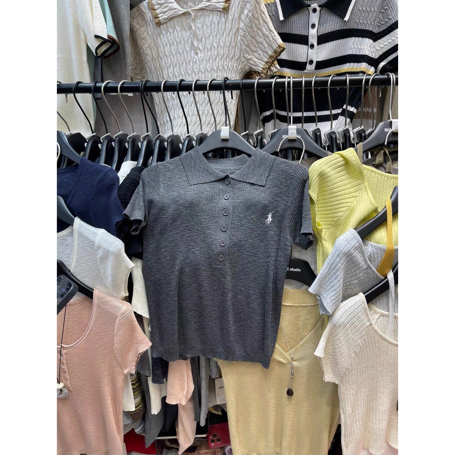Lyocell linen short-sleeved knit top for women, new summer 2026 style, fashionable commuter collar, embroidered pony logo top.