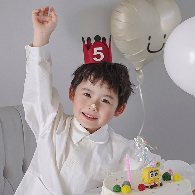 Libro rojo coronas rojas sombreros de cumpleaños digitales para niños sombreros de cumpleaños para niños y niñas atmósfera de aniversario accesorios de fotografía