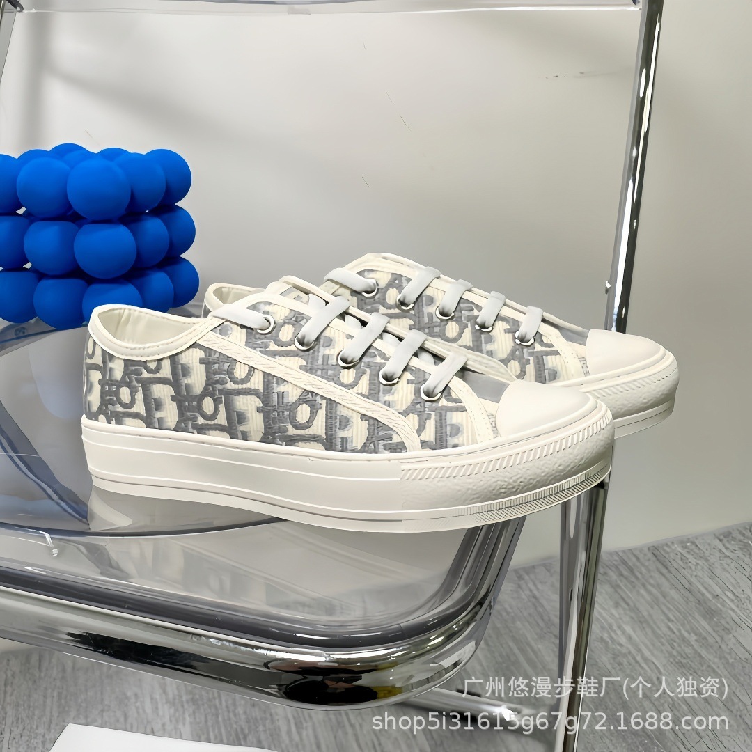 Zapatillas de lona retro con bordado de la marca D, novedad 2026, zapatillas casuales de moda, versátiles, para parejas, con suela gruesa, blancas.