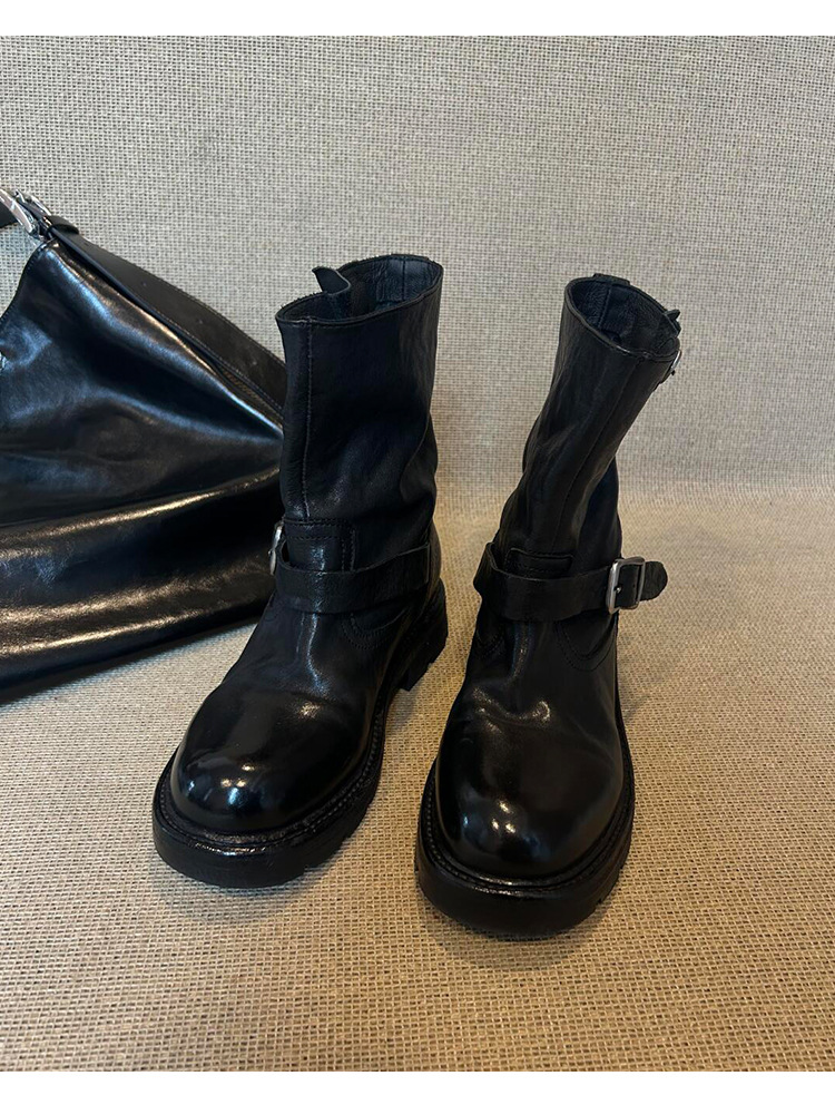 Stiefeletten aus gewaschenem Rindsleder mit dickem Absatz, runder Zehenpartie und Gürtelschnalle, Motorrad-Stil, britischer Stil, Martin-Stil. Neuer Stil Herbst/Winter 2025._voghion.com