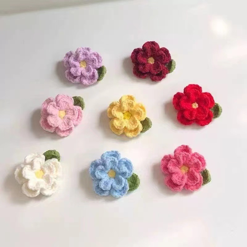 Spilla a forma di fiore camelia all uncinetto per abiti e borse_voghion.com