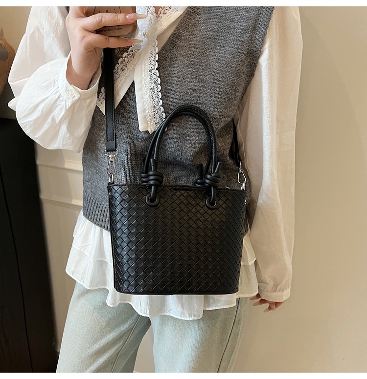 A simple and elegant bucket bag for women, a Korean-style single-shoulder bag for commuting to work in 2025, a new trendy and fashionable crossbody bag undefined