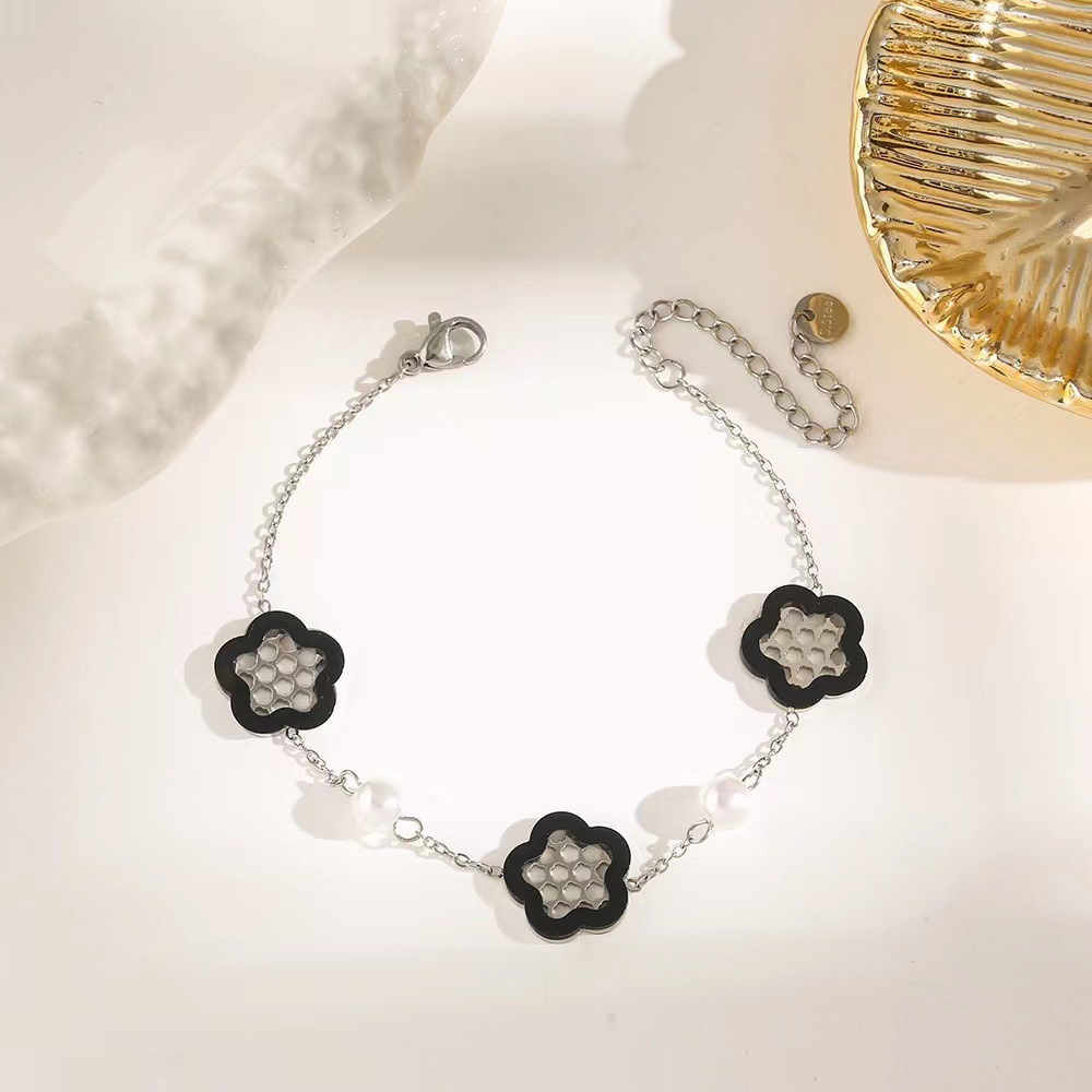 Pulsera de trébol de acero titanium vendedora caliente transfronteriza europea y americana con incrustaciones de concha pulsera colgante pulsera de diseño avanzado sin desvanecimiento al por mayor