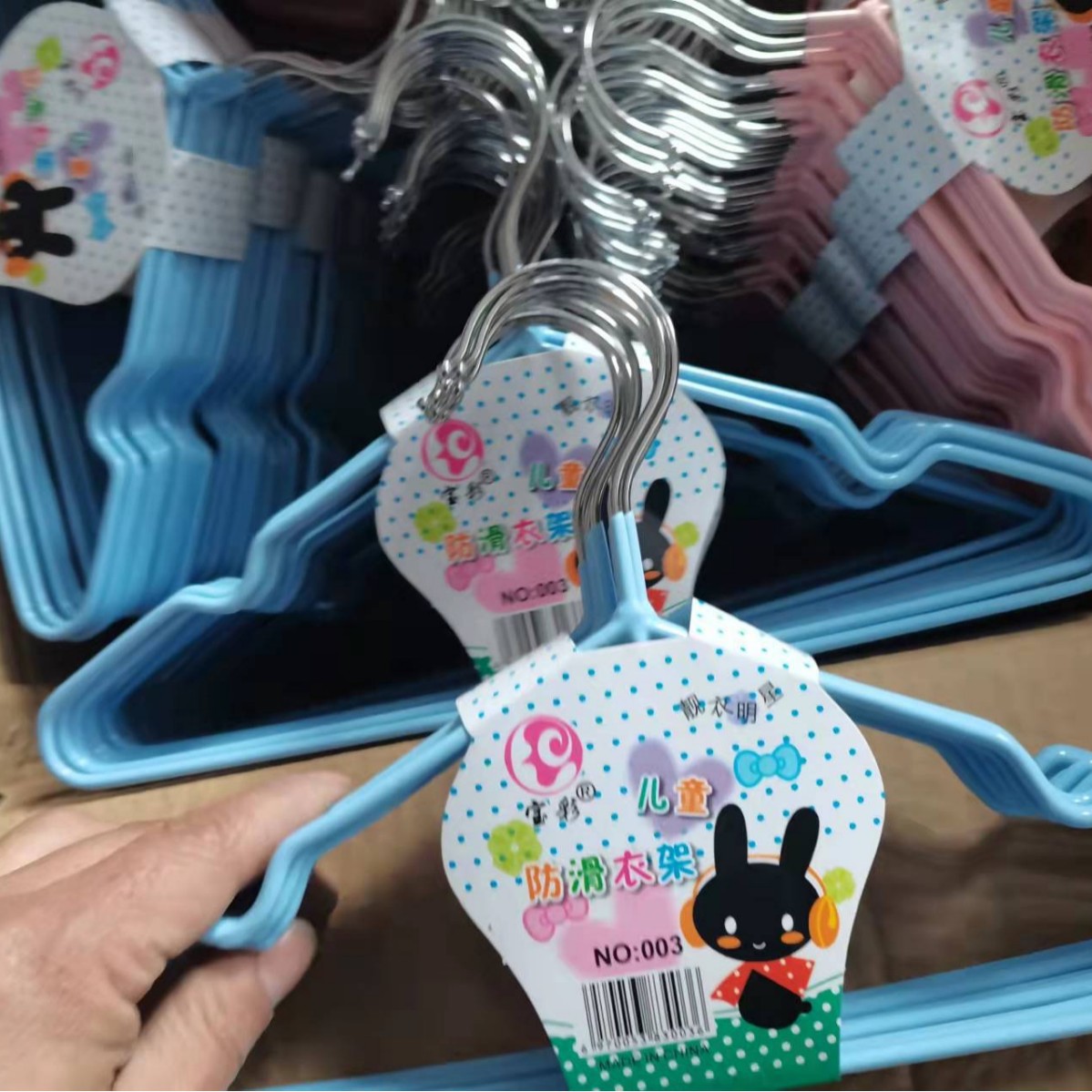 Ganchos Antideslizantes para Ropa Infantil de Acero Recubierto de Goma para Armario