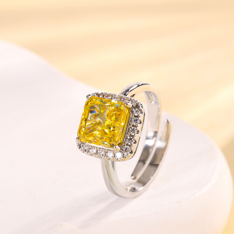 Anillo de diamantes amarillos cortados con flores de hielo