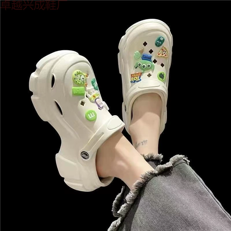 Туфли с дырками на толстой подошве женские наружные носки летом 2023 новые наружные пляжные сандалии увеличивают нескользящие тапочки