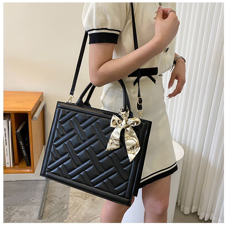 Fashionable and versatile women's bag 2023 summer new silk scarf handbag Bags feeling single shoulder diagonal armpit small square bag_voghion.com