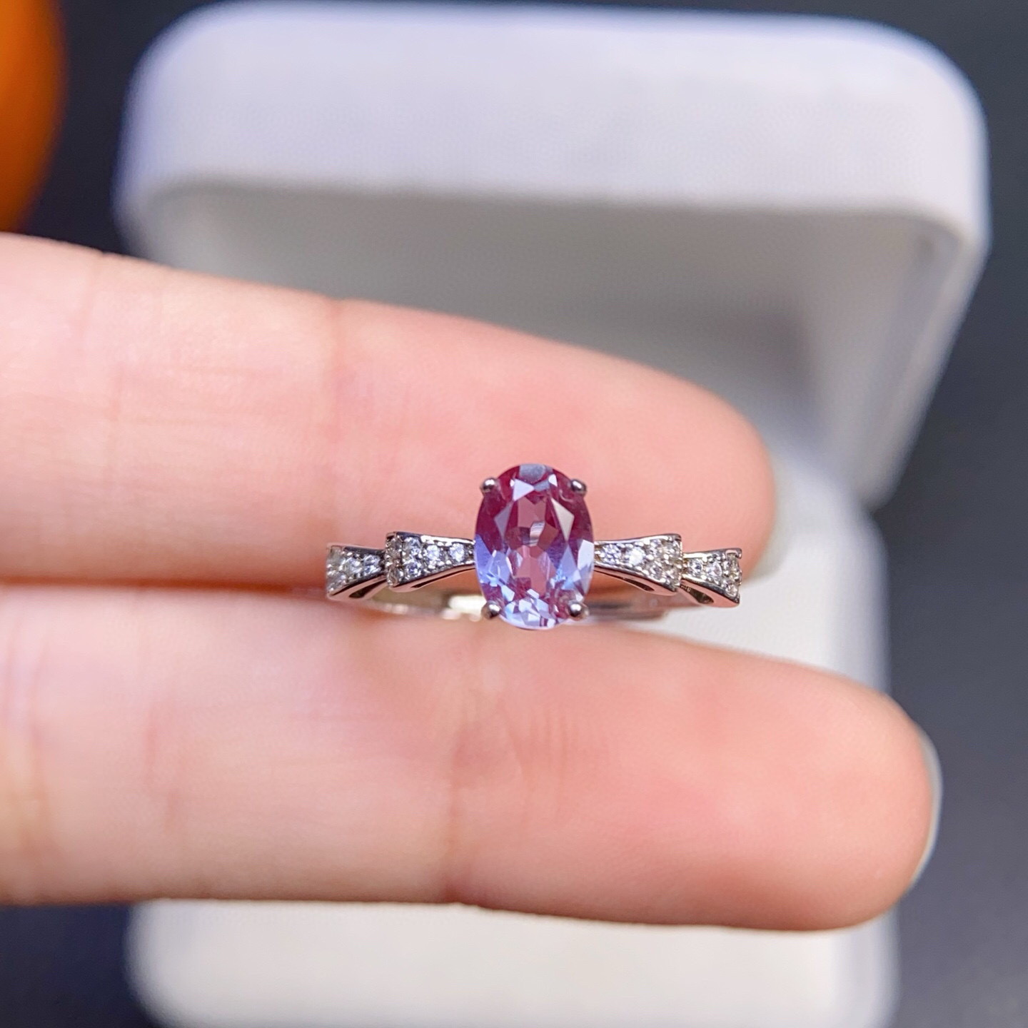 The Alexander ring has a strong red-green discoloration effect and…