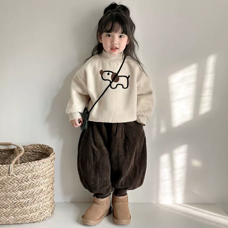 Зимний комплект 2024 года, универсальный толстый стильный топ на флисовой подкладке в корейском стиле с вышивкой для мальчиков и девочек и детские спортивные штаны.