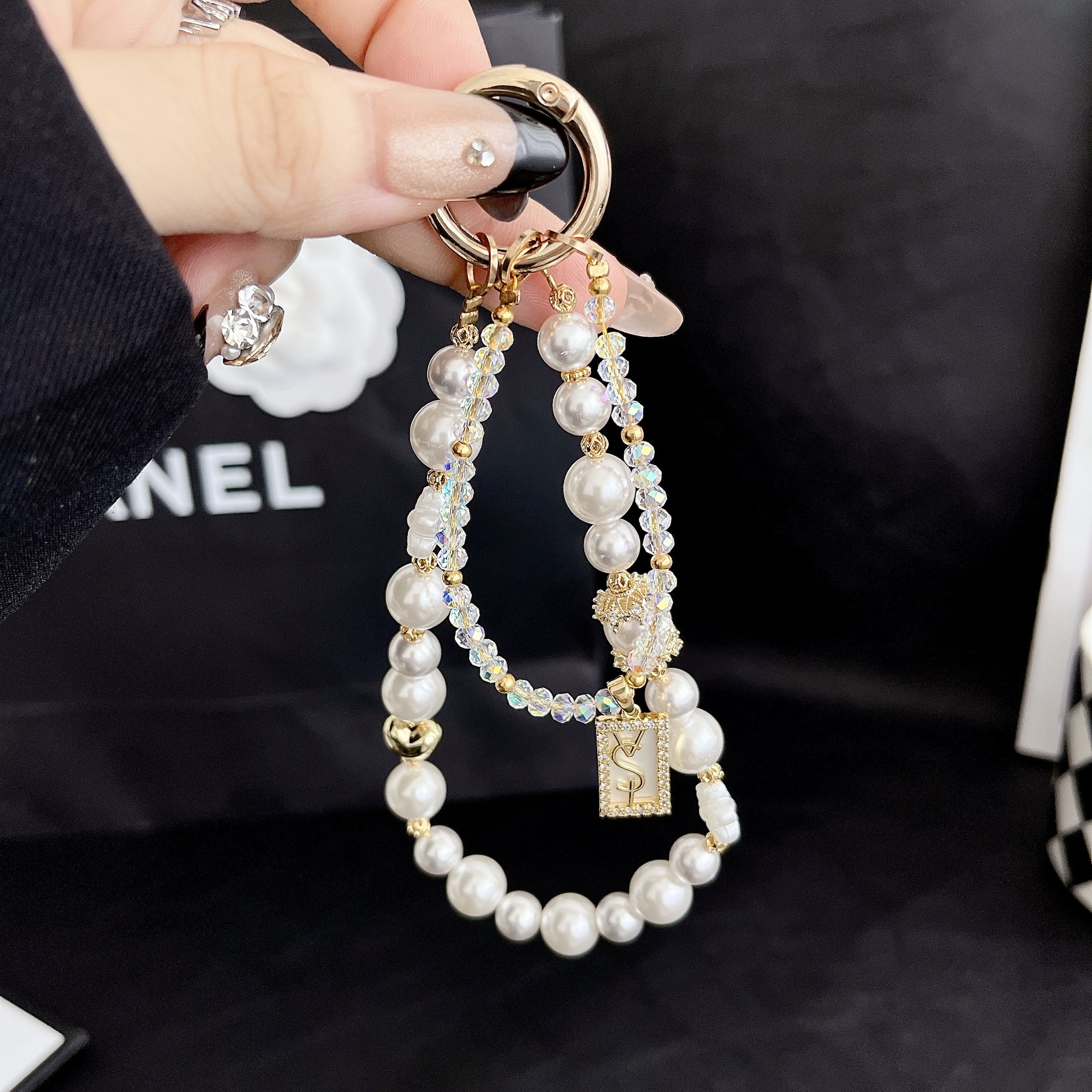 Hecha a mano de alta calidad cadena de teléfono móvil mujer cadena corta aleación de moda pequeña serie de viento de fragancia bolsos de teléfono móvil accesorios cortos