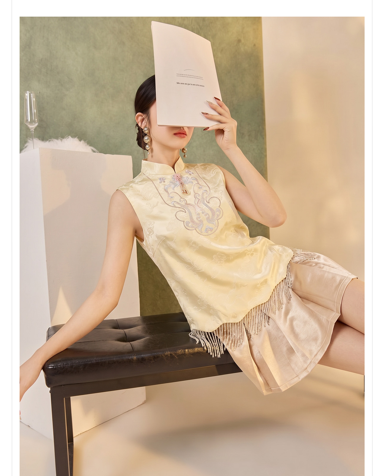 Bộ vest nữ thêu ngọc trai cổ tay đứng kết hợp váy ngắn xếp ly cao eo — Trang chủ chi tiết 2