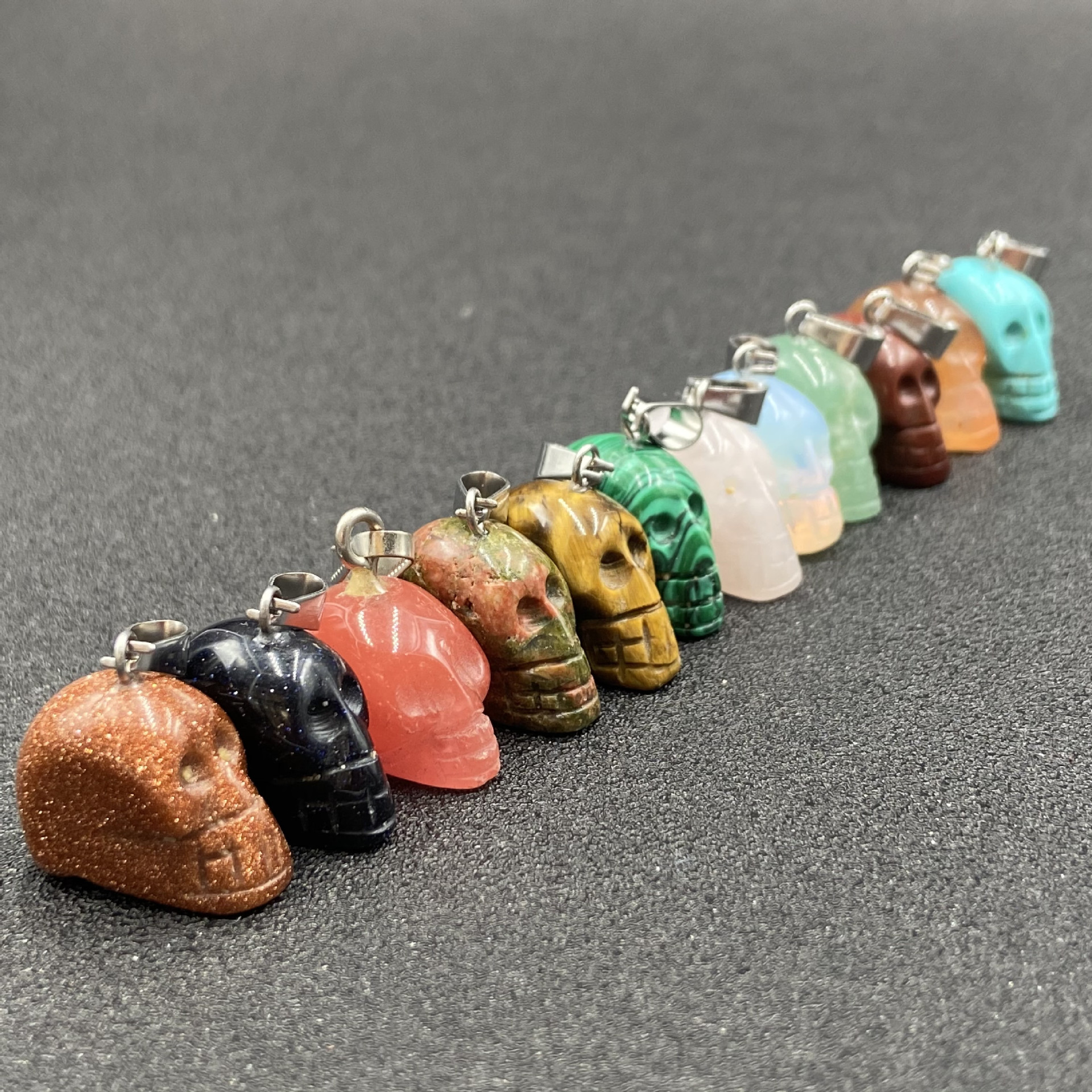 8g Weight Pendant Necklace Classification White, Red, Green, Blue, Wine Red, Gold Color Retro Crystal Tiger Eye Agate Skull Carved Stone Pendant 12