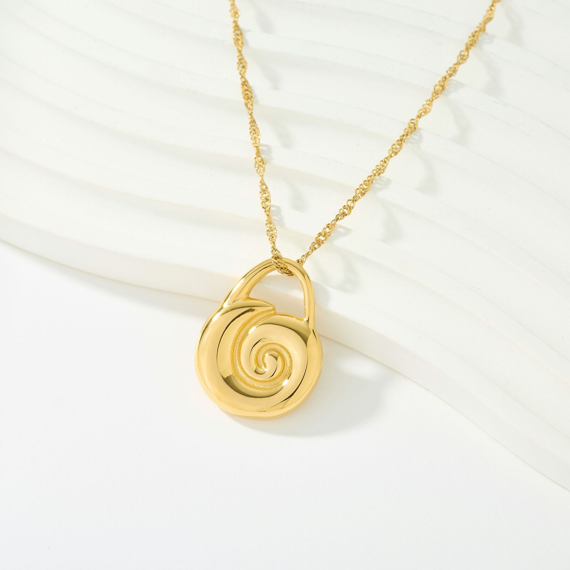 Colar torque elegante banhado a ouro 18k cadeado de concha_voghion.com