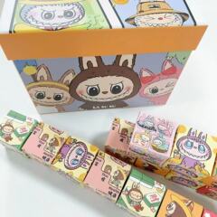 漫画の布のブラインドの箱の小さい萌えの粒の驚きのカードの皮のランダムなミニのかわいい手仕事の公仔の事務机の置物