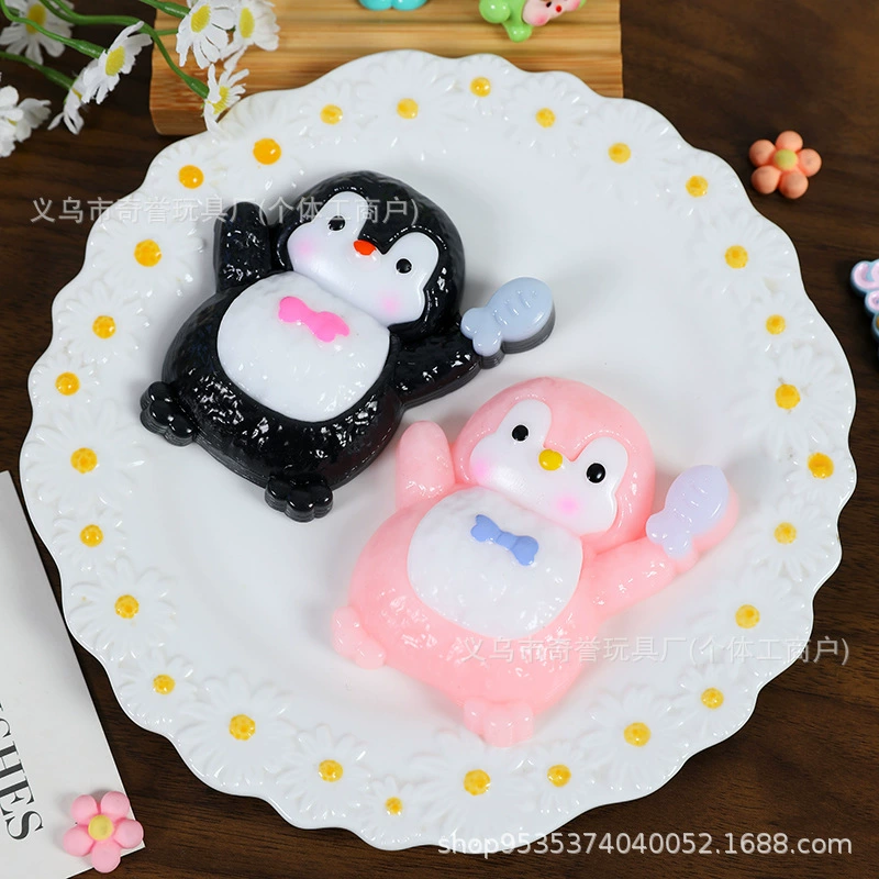 Маленькая красная книга того же размера, милый толстый пингвин, крем, щепотка, медленно отскочить вручную