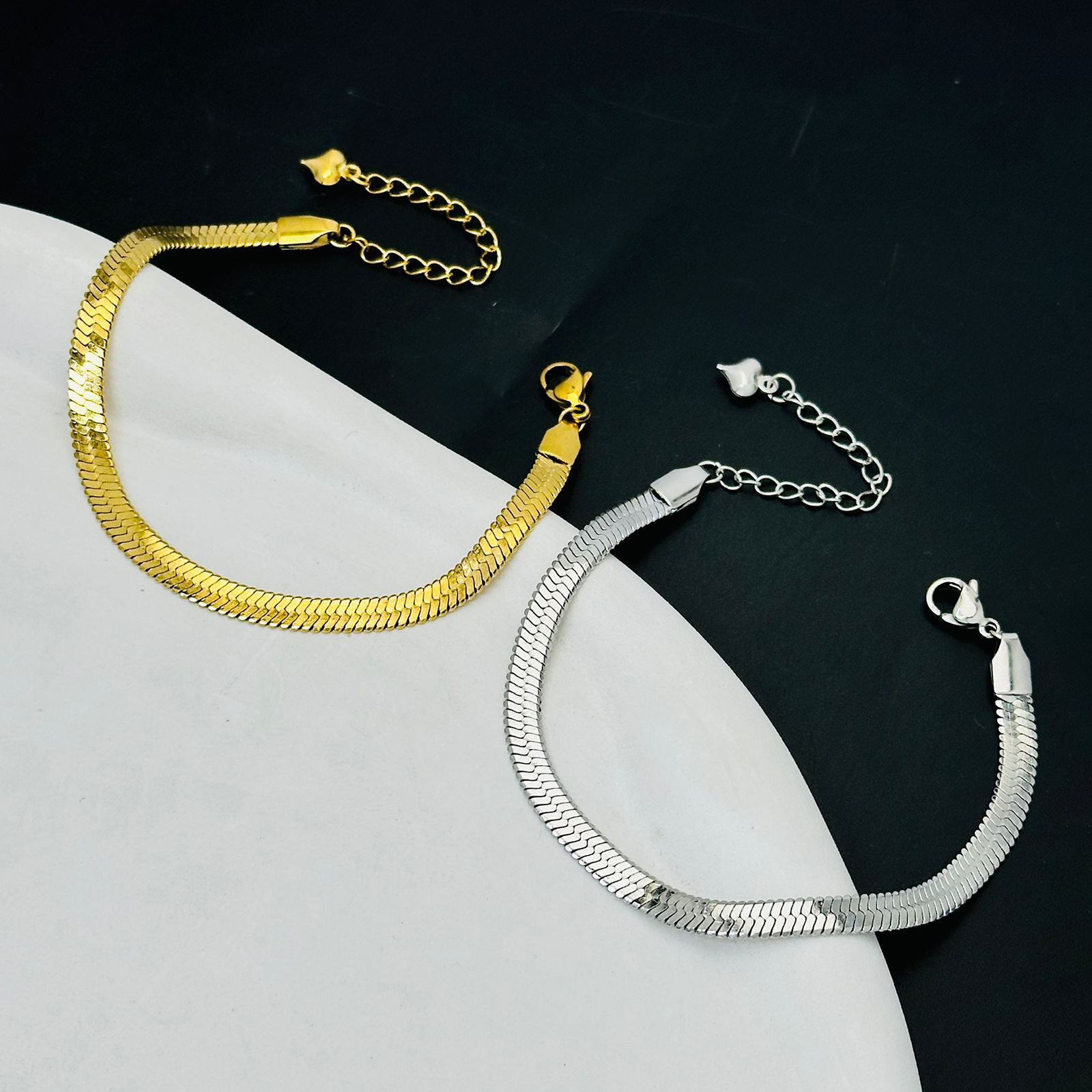 Cadena de hueso de serpiente plana de 5mm cadena desnuda transfronteriza transfronteriza temperamento de moda europea y americana joyería de lujo ligero femenino no se desvanece esencia europea y americana