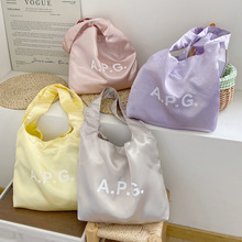 ��Ů�L������ⱳ�İ�С���´������ٴ�������L��ϵ�ɐ����ذ�