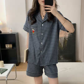 蓝灰色蜡笔小新云朵棉色织格双短女睡衣