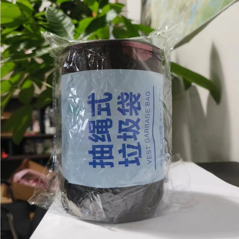 ひもを引くゴミ袋は90匹の家庭用の恵装キッチン寮を厚くして、黒色の大型の手提げゴミ袋を持っている|undefined