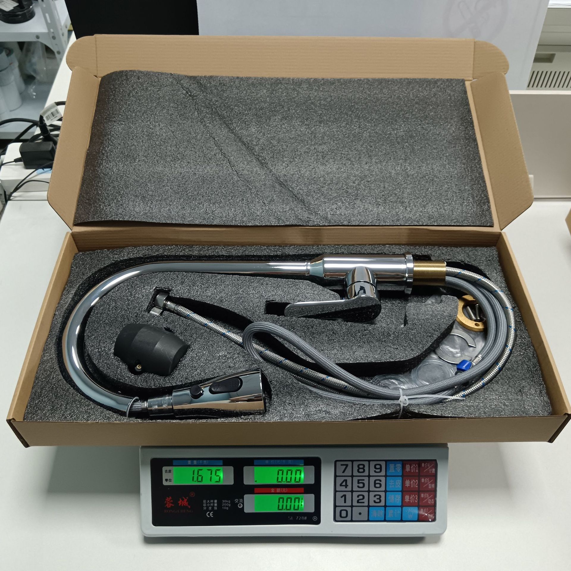 Tire grifo cocina caliente y frío fregadero de acero inoxidable fregadero doble salida de agua retráctil grifo giratorio al por mayor