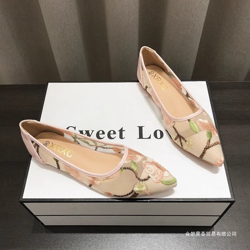 2026 New Style Single Shoes with Ultra-Soft Mesh, Breathable, New Chinese-Style Embroidered Sandals for Outdoor Wear, Stylish Pointed-Toe Shallow Flat Shoes
