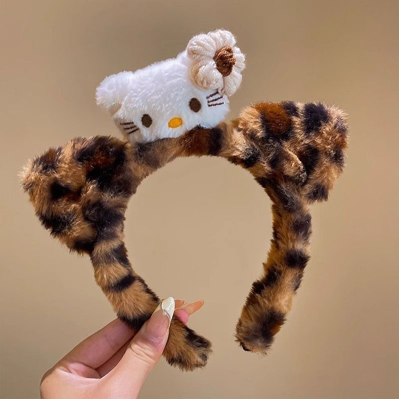 Gato lechero con estampado de leopardo y una flor caqui.