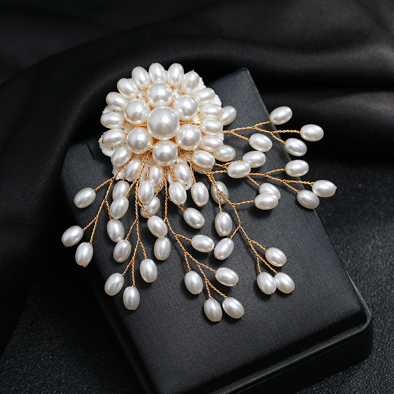 Elegante elegante de lujo broche de perlas de imitación de moda de las mujeres todo fósforo copo de nieve PIN de alta gama elegante ramillete ACCESORIOS DE LA CAPA