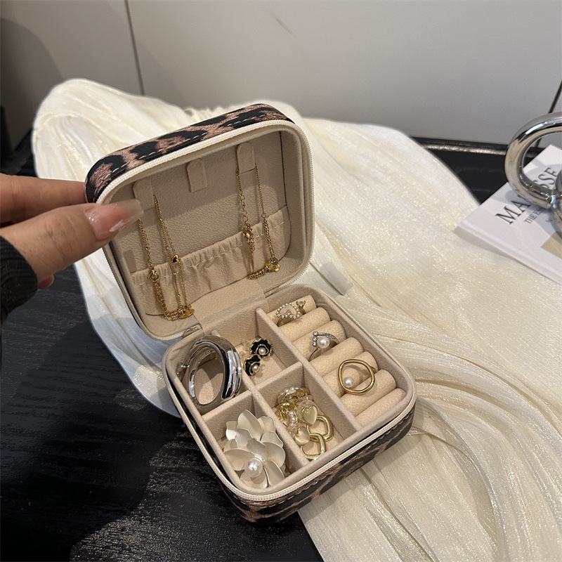 Nicho de diseño bow bolsas de maquillaje mujeres 2025 nuevo collar anillo caja de almacenamiento de joyas bolsa de clasificación de partición
