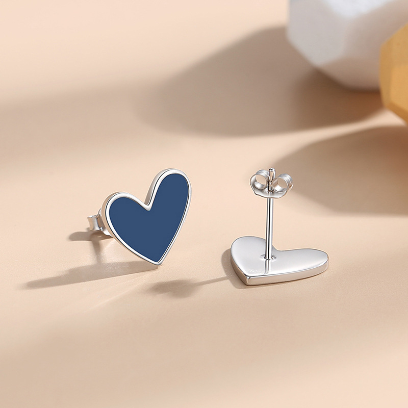 Estilo coreano negro en forma de corazón mini pendientes de plata esterlina de las mujeres 925 pendientes al por mayor encantadora pequeña oreja piercing sueño libre pick-up