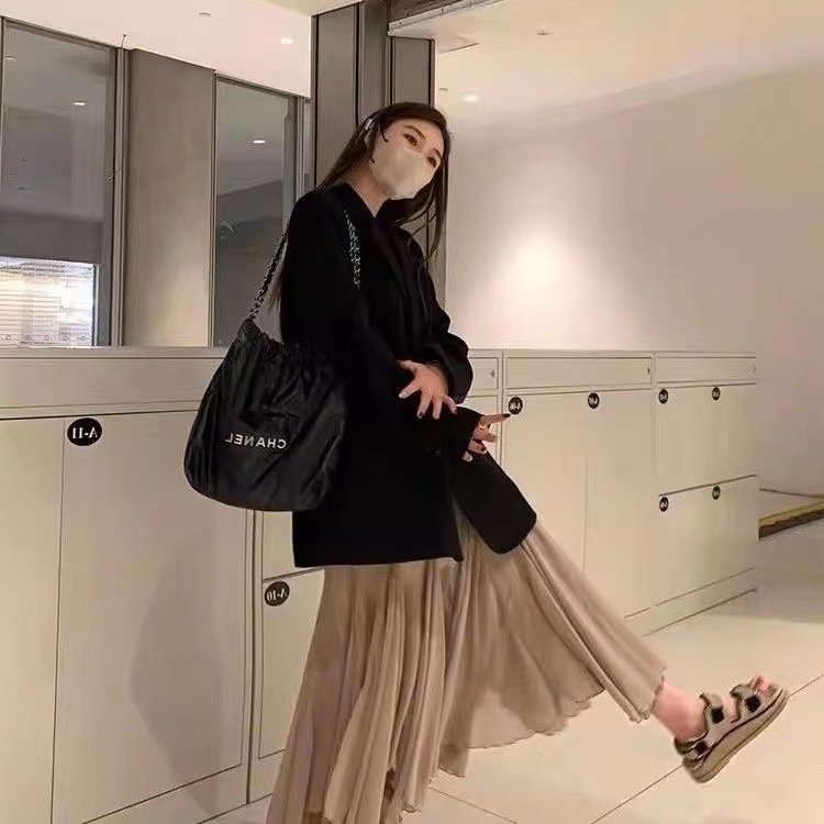 春と秋の新型コートの女性デザイン感があります。