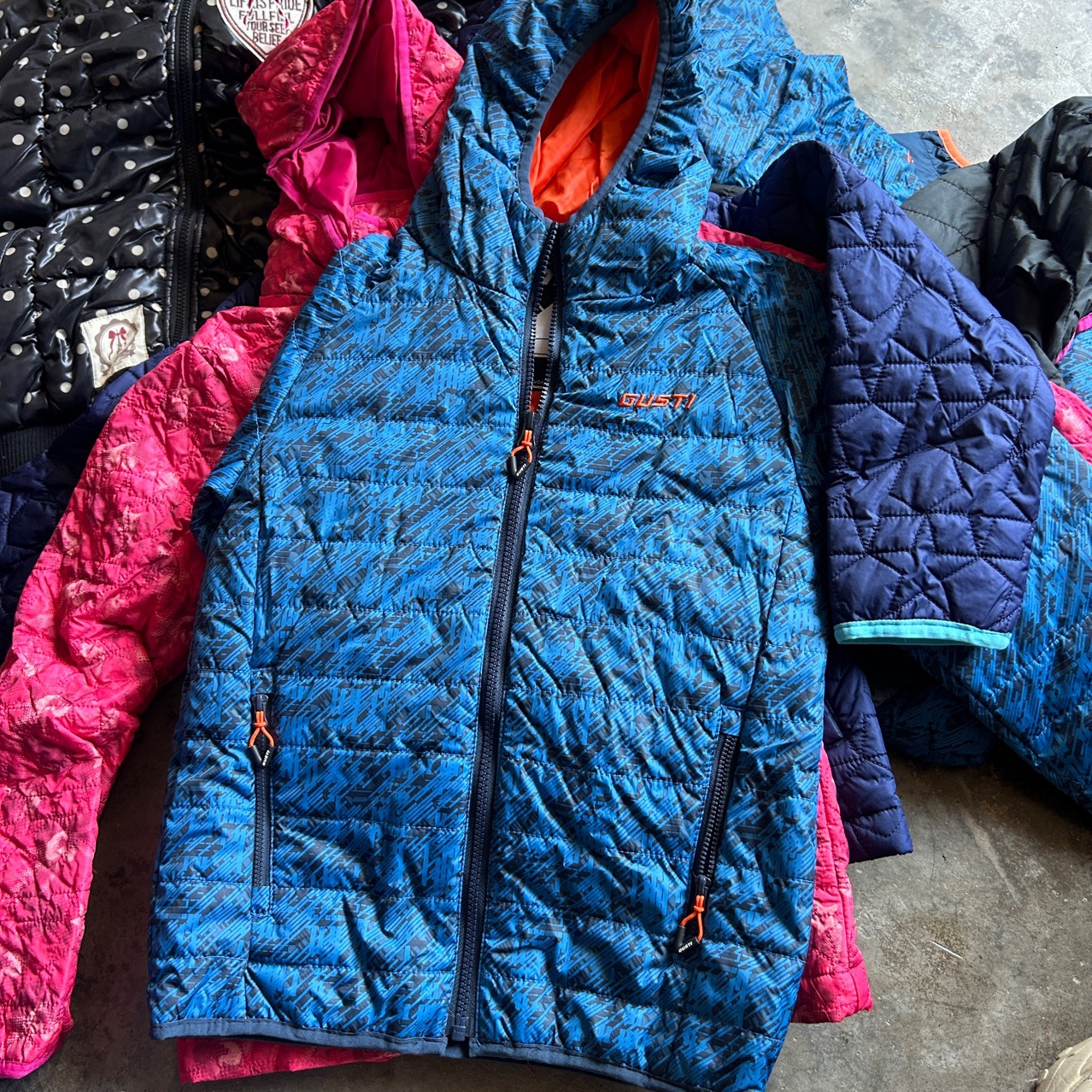 24 nuevas chaquetas de algodón de otoño y invierno, chaquetas con cremallera, chaquetas de niños pequeños y medianos, chaquetas de niños y niñas