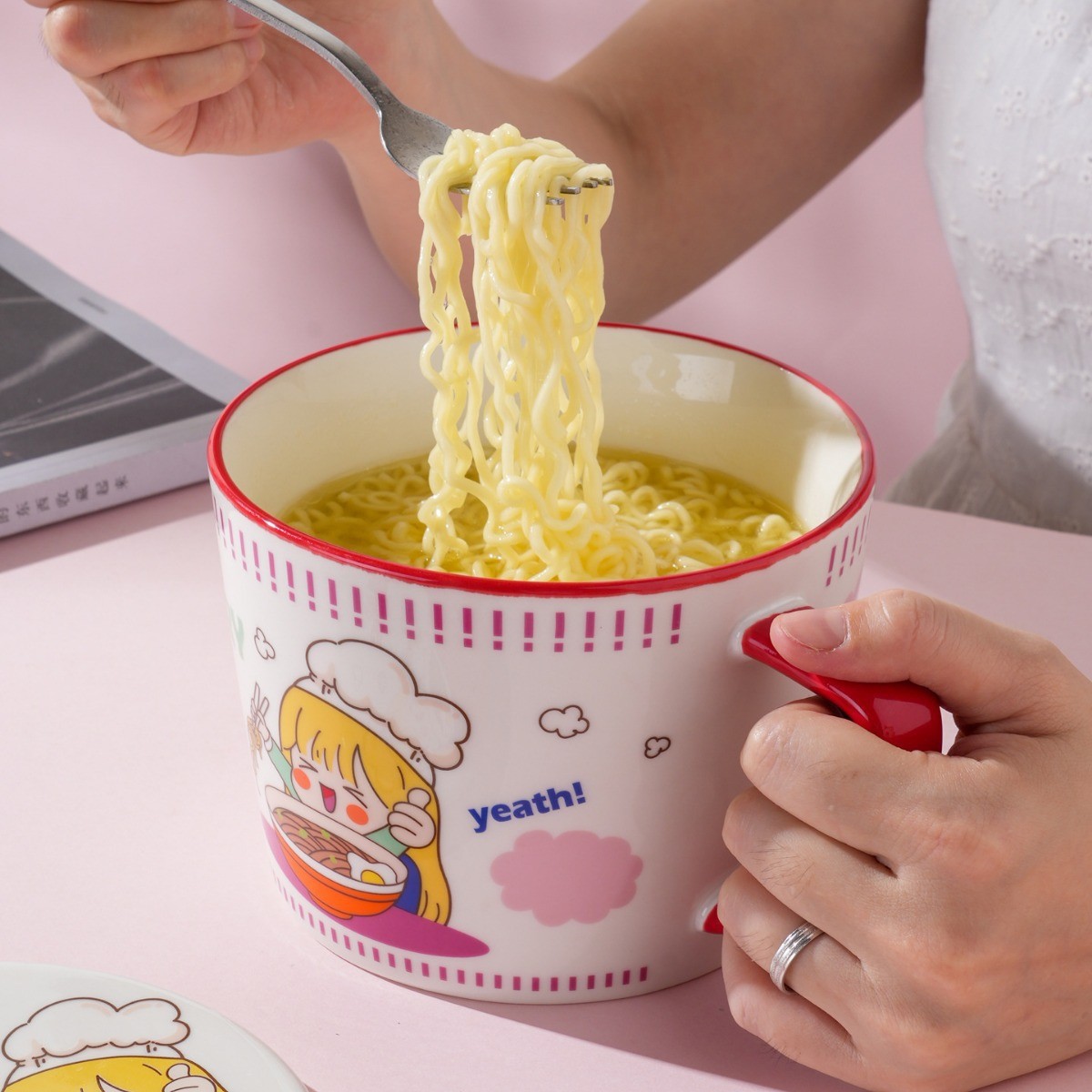 Hengbang cerámica caliente bolos de fideos de moda frescos tazas de fideos de restaurantes caseros restaurantes casuales con cubierta de cerámica al por mayor