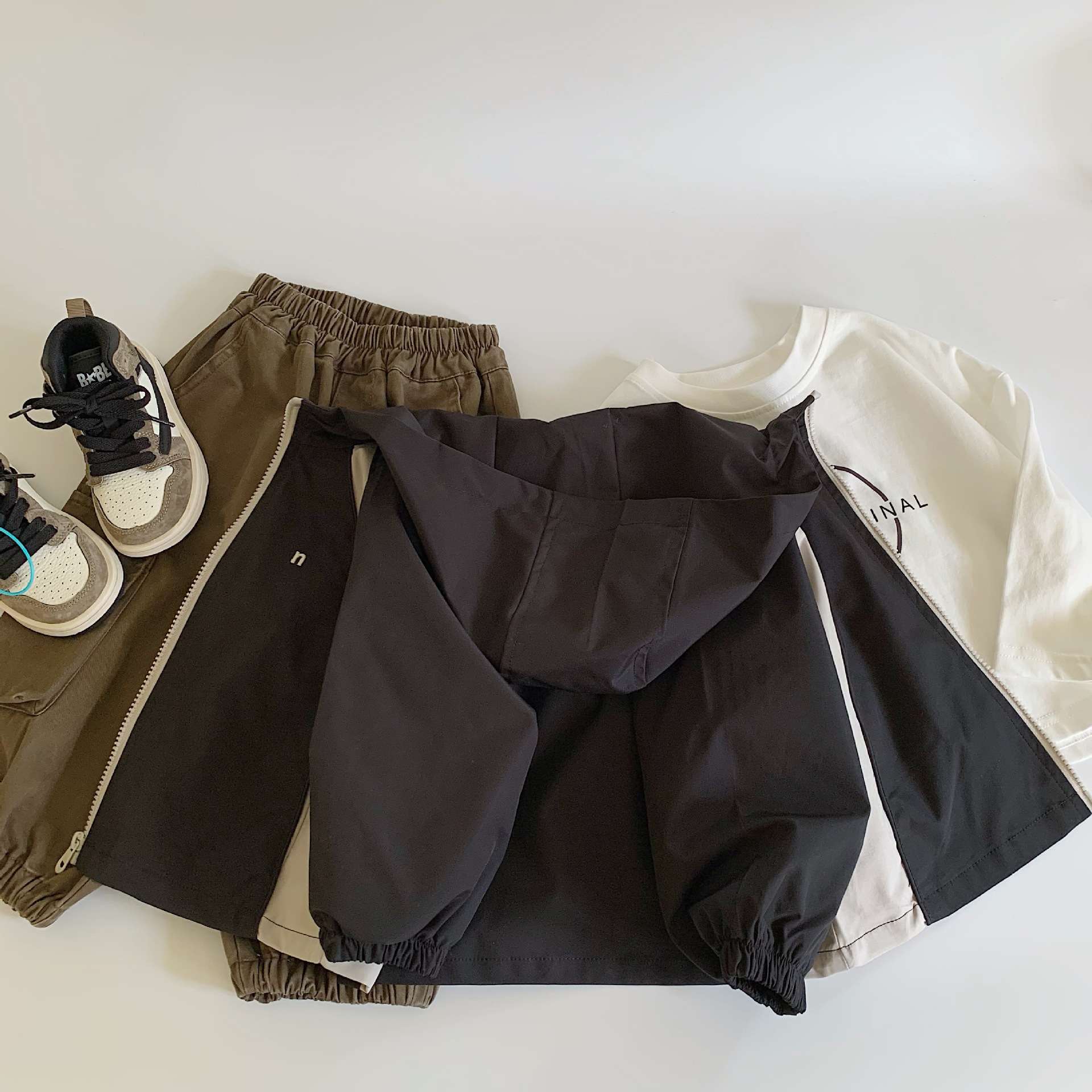 Chaqueta para niños Maibao 2025 primavera nuevo cárdigan a juego de colores para niños pequeños y medianos Camisa con cremallera coreana Chaqueta simple con capucha