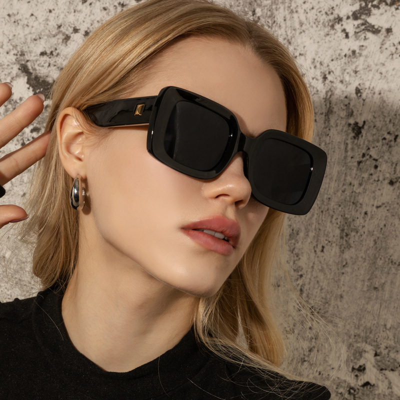 Retro Fashion Simple Style Women's Sunglasses display picture 1