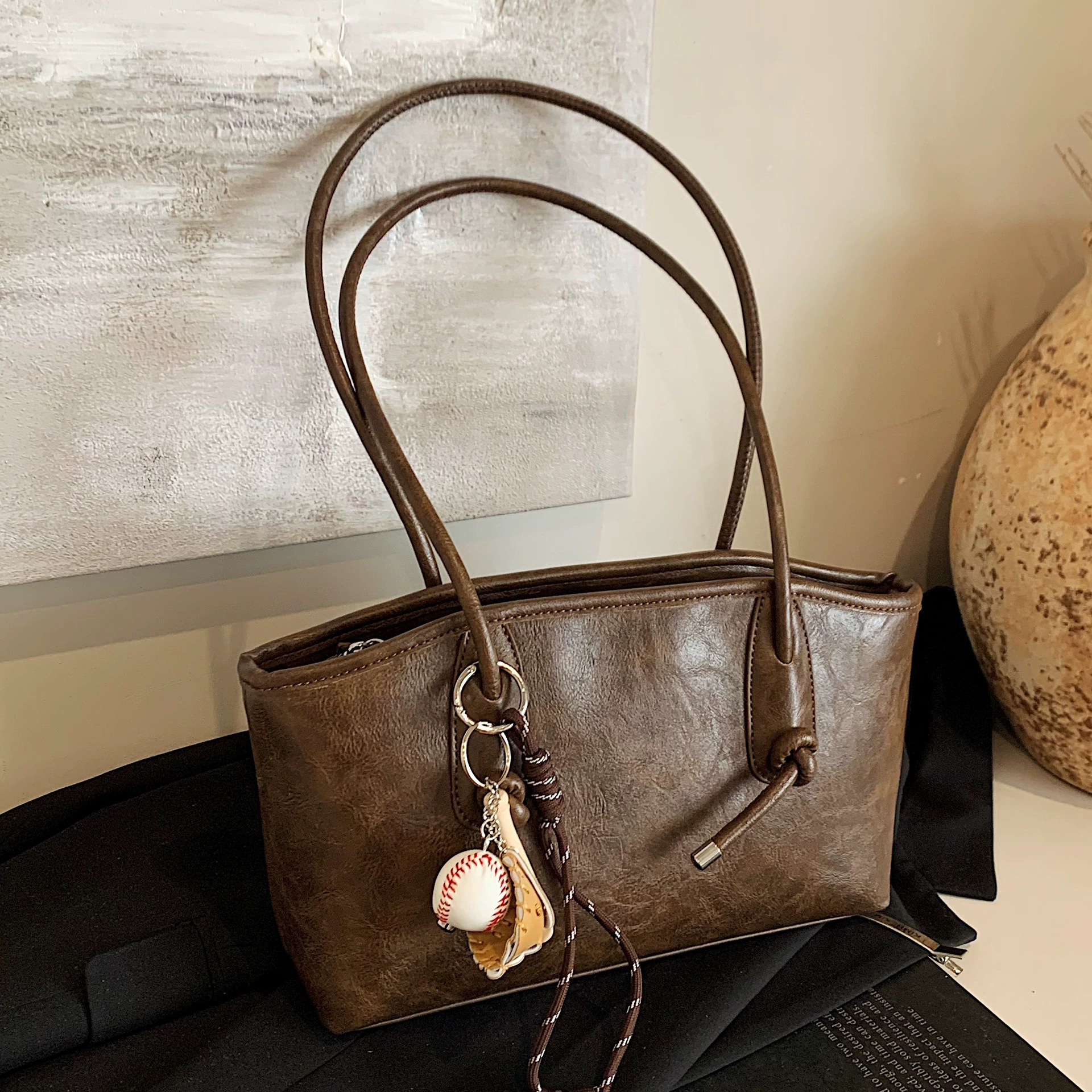 Winter universal capacious shoulder bag, one-shoulder bag for leisure, high-end
