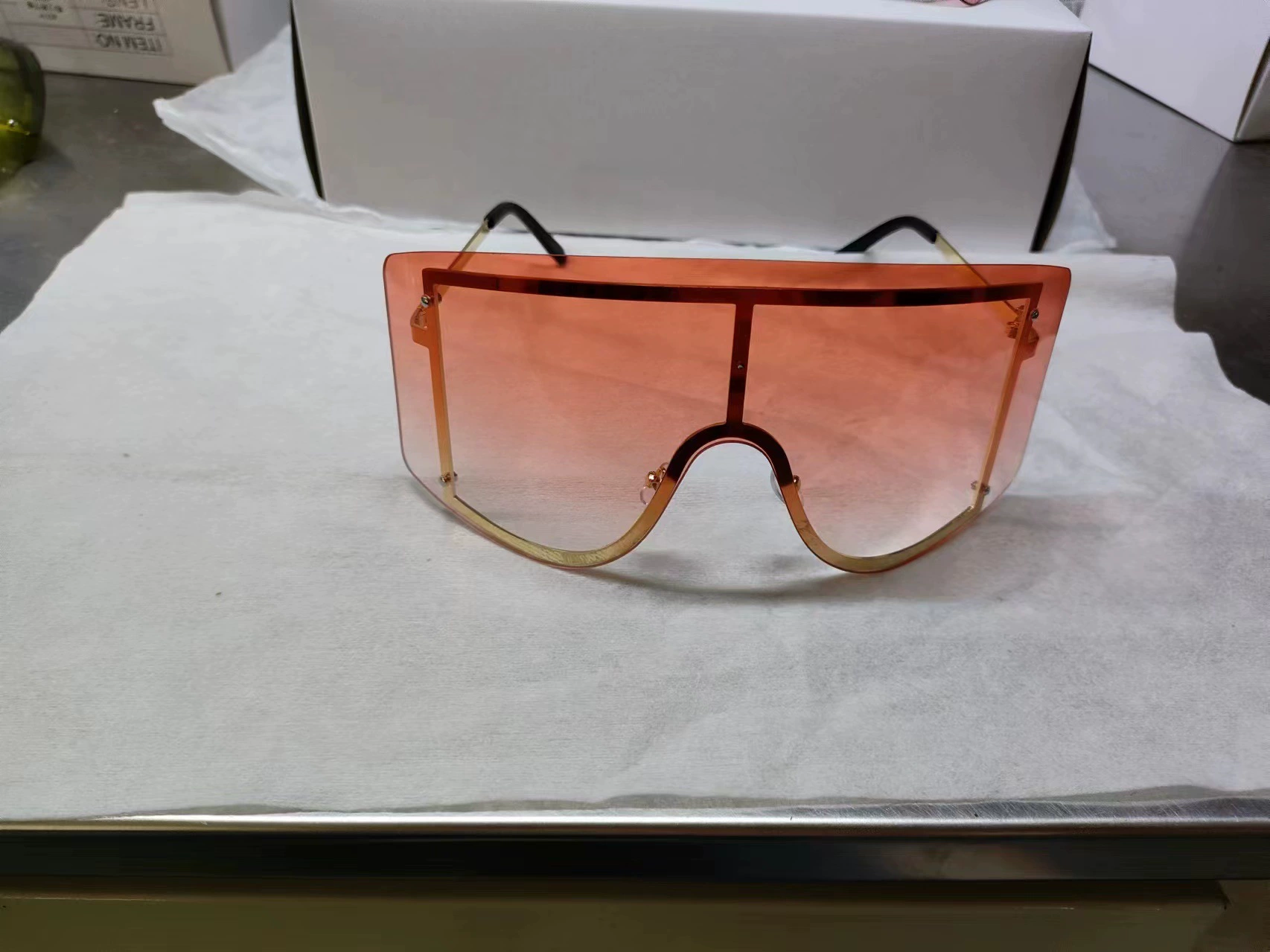 Glasses solar-powered, comfortable handheld trend lens, simple and elegant design