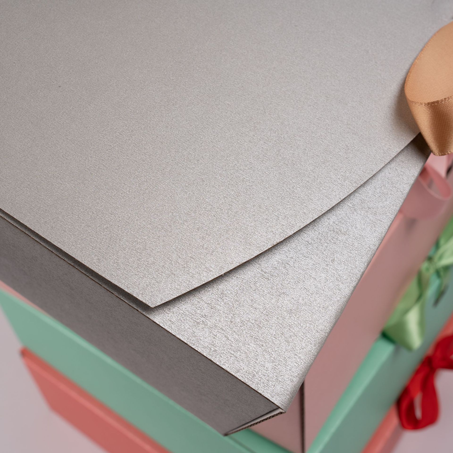 Caja de avión de color extra duro, caja de embalaje de lazo, ropa interior, accesorios de ropa, logística urgente, embalaje de comercio electrónico, caja de papel en stock