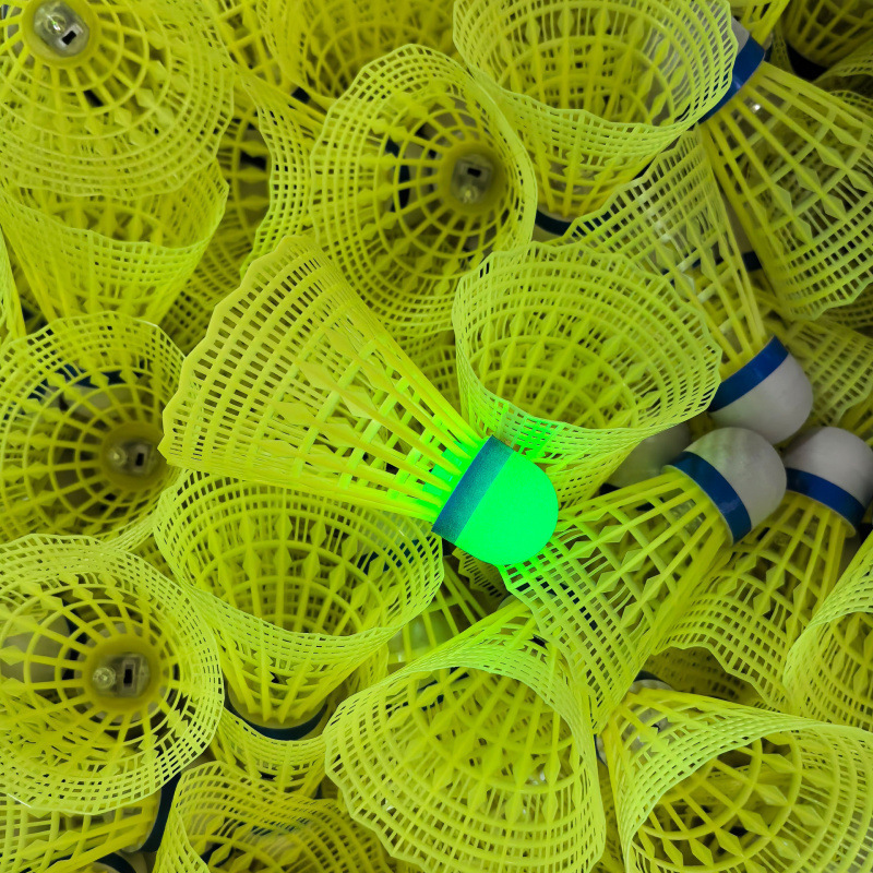 発光バドミントンのばら積4個のバケツ入りナイロン発光バドミントンボールは、ランプ付きプラスチックナイロンボールが腐っていない|undefined