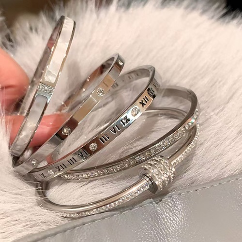 Titanium steel bracelet for girls, high-end diamond-filled stainless steel bracelet, niche, versatile, light, luxurious, non-fading, couple's hand jewelry