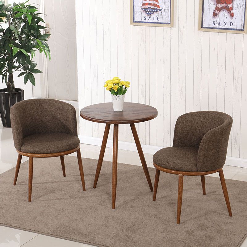 Коричневый стол и два стула