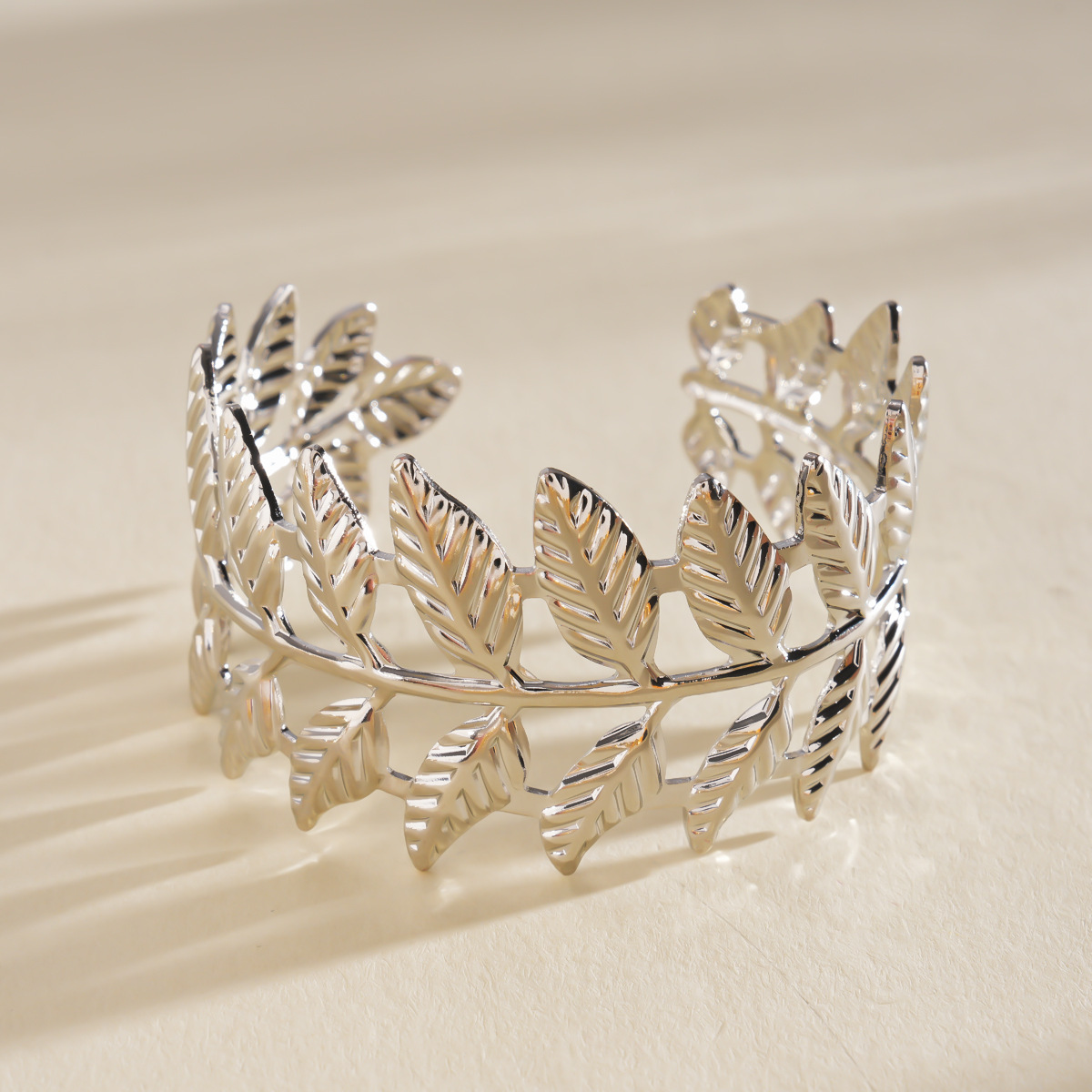 Europa y América metal viento hoja estriado pulsera abierta temperamento de moda sensación de diseño pulsera simple nicho muñeca transfronteriza