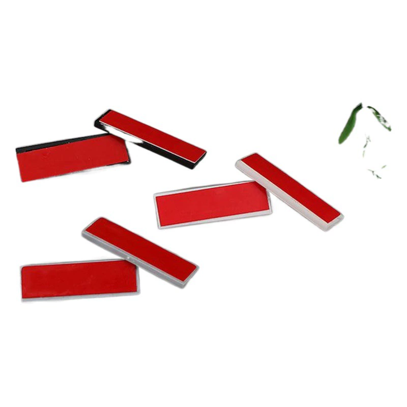 Производитель оптом поставляет пластиковые клейкие значки, таблички с номерами, значки безопасности различных размеров в двух цветах со склада.