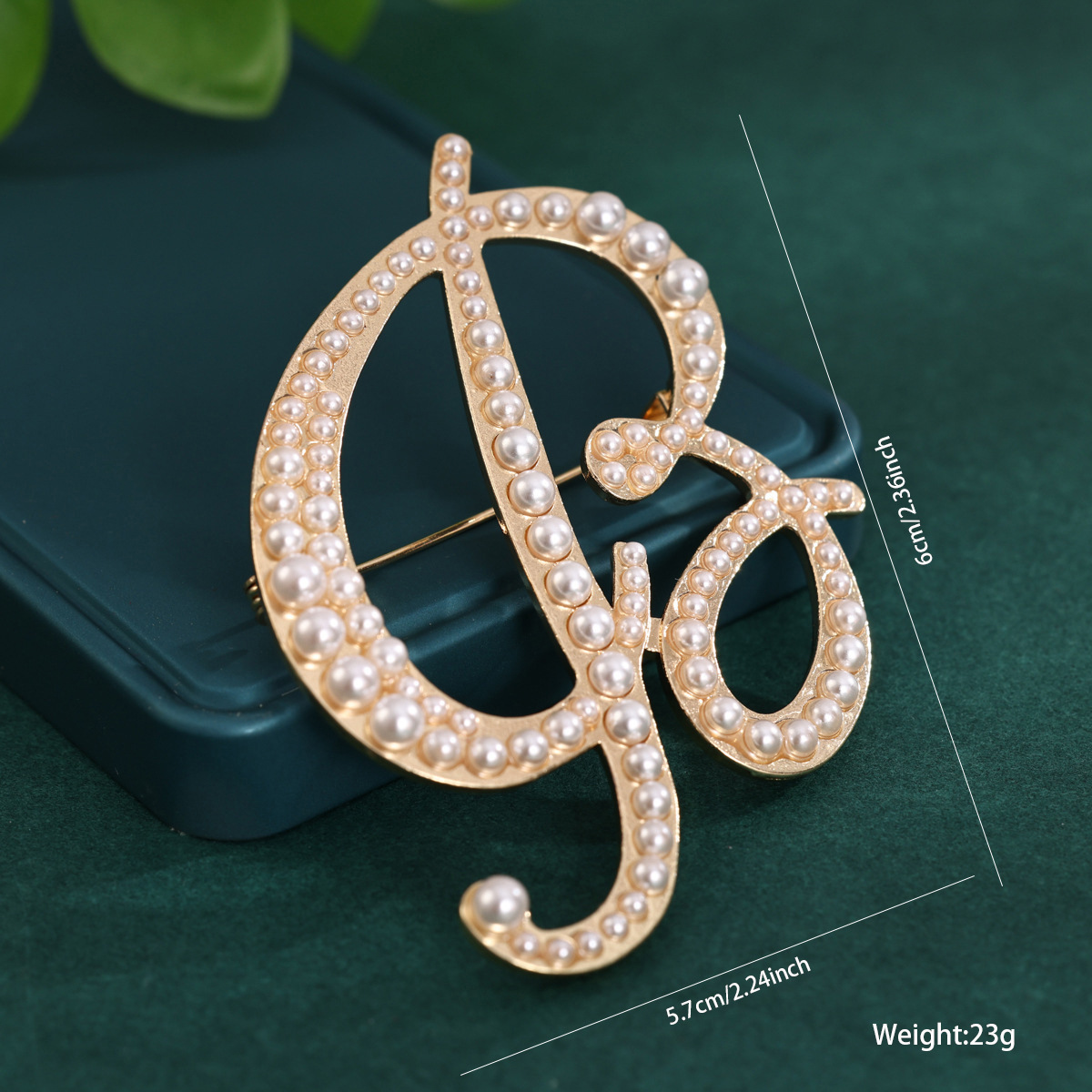 26 broches con letras en inglés de perlas, alfileres para ropa, decoraciones retro transfronterizas europeas y americanas, accesorios antiexposición para cuello