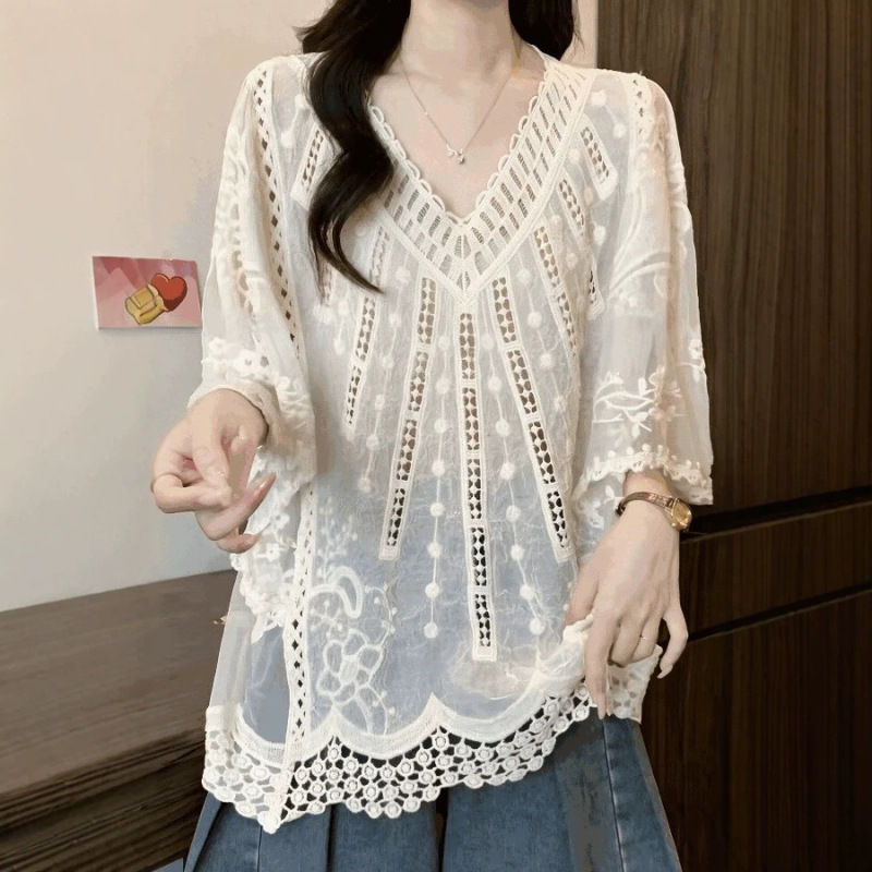 French-style vintage hollow bat-sleeve shirt for women, summer 2026 new holiday style V-neck loose summer top for women
